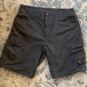 North Face Men’s 34 Cargo field shorts gray